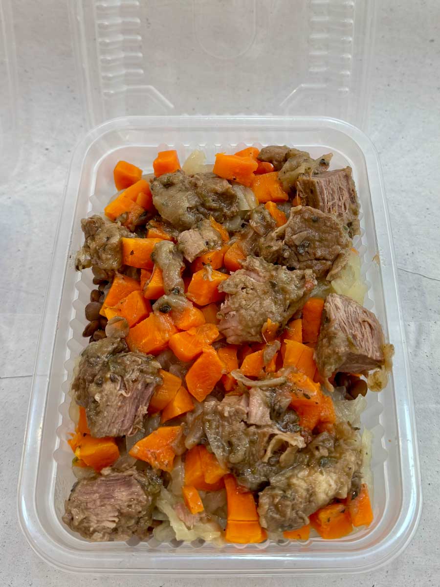 Vianda de carne guisada con vegetales