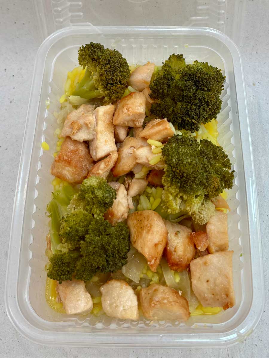 Vianda de pollo con brócoli y arroz