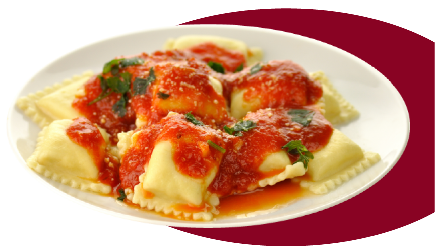 plato de fideos con salsa y vegetales